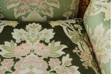 中古　イタリア製　ロココ調　華やかな彫刻が目を惹く1人掛けソファ　(R-080154)