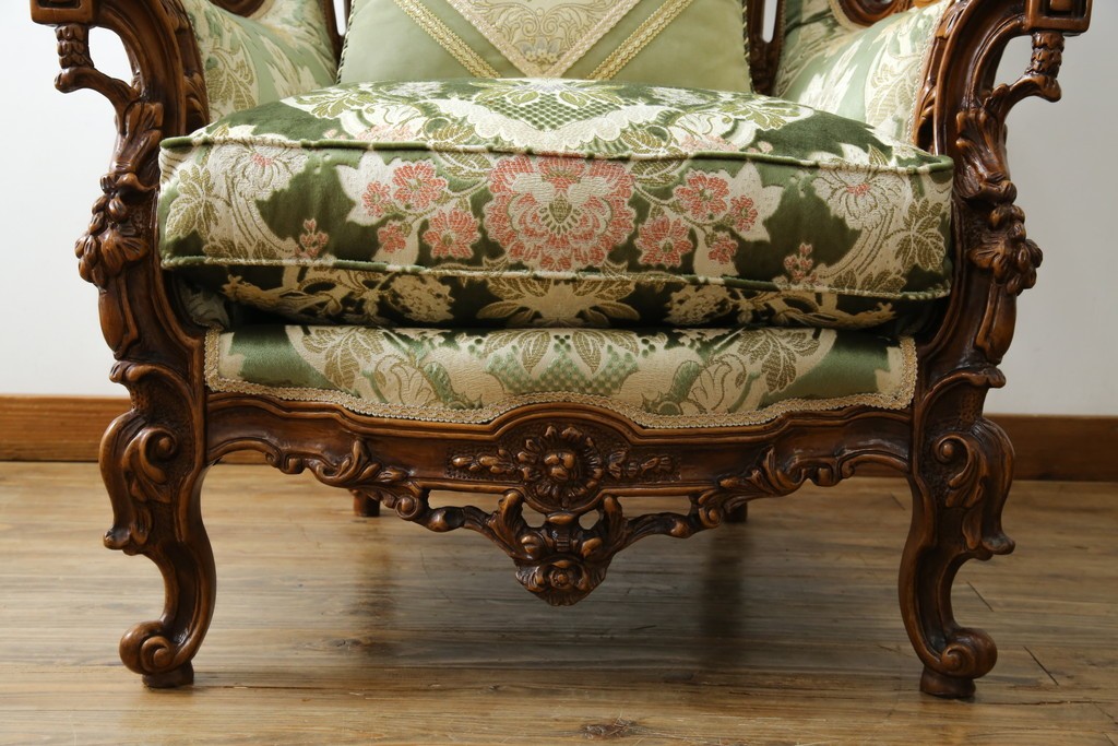 中古　イタリア製　ロココ調　華やかな彫刻が目を惹く1人掛けソファ　(R-080154)