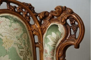 中古　イタリア製　ロココ調　華やかな彫刻が目を惹く1人掛けソファ　(R-080154)