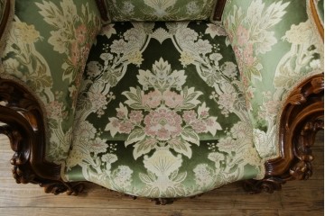 中古　イタリア製　ロココ調　華やかな彫刻が目を惹く1人掛けソファ　(R-080154)