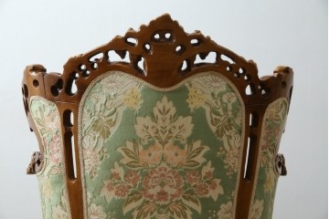 中古　イタリア製　ロココ調　華やかな彫刻が目を惹く1人掛けソファ　(R-080154)