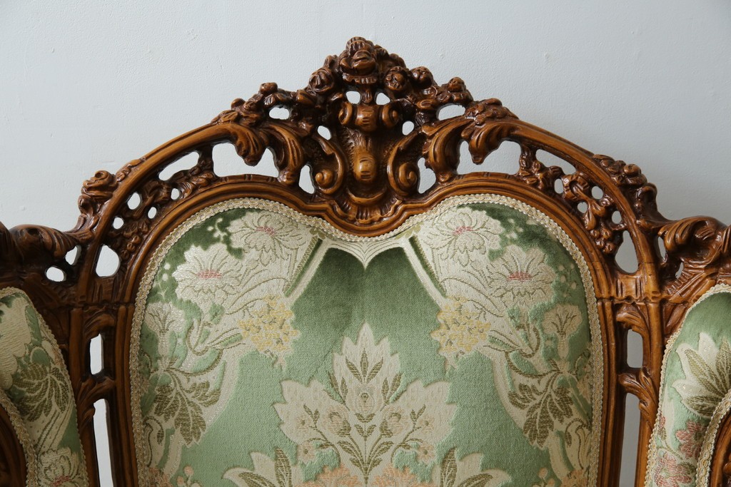 中古　イタリア製　ロココ調　華やかな彫刻が目を惹く1人掛けソファ　(R-080154)