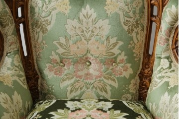 中古　イタリア製　ロココ調　華やかな彫刻が目を惹く1人掛けソファ　(R-080154)