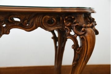 中古　イタリア製　ロココ調　華やかな彫刻が目を惹くローテーブル(センターテーブル、リビングテーブル)(R-080156)
