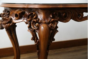 中古　イタリア製　ロココ調　華やかな彫刻が目を惹くローテーブル(センターテーブル、リビングテーブル)(R-080156)