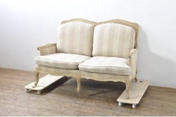 中古　美品　サラグレース(Sarah Grace)取り扱い　フランス　BLANC D'IVOIRE(ブランディボワール)　リネン生地　フレンチーシャビーな2Pソファ(二人掛け、アームソファ)(定価約44万円)(R-080161)
