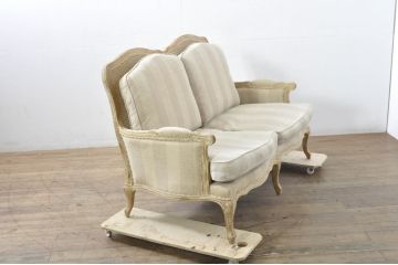 中古　美品　サラグレース(Sarah Grace)取り扱い　フランス　BLANC D'IVOIRE(ブランディボワール)　リネン生地　フレンチーシャビーな2Pソファ(二人掛け、アームソファ)(定価約44万円)(R-080161)
