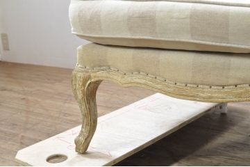 中古　美品　サラグレース(Sarah Grace)取り扱い　フランス　BLANC D'IVOIRE(ブランディボワール)　リネン生地　フレンチーシャビーな2Pソファ(二人掛け、アームソファ)(定価約44万円)(R-080161)