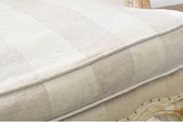中古　美品　サラグレース(Sarah Grace)取り扱い　フランス　BLANC D'IVOIRE(ブランディボワール)　リネン生地　フレンチーシャビーな2Pソファ(二人掛け、アームソファ)(定価約44万円)(R-080161)