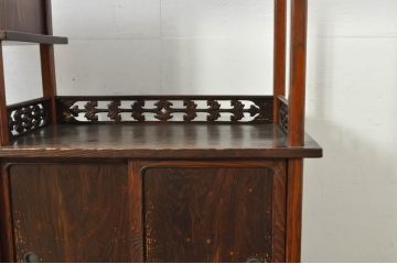 和製ビンテージ　高級杉材　浮造り仕上げ　透かし彫り　味わい深い佇まいが魅力の茶棚(茶箪笥、飾り棚、収納棚、戸棚、引き出し、ヴィンテージ)(R-080163)