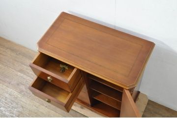 中古　イタリア高級輸入家具　小振りな象嵌入り　クラシカルな雰囲気と猫脚が魅力のキャビネット(サイドボード、サイドキャビネット、収納棚、戸棚)(R-080164)