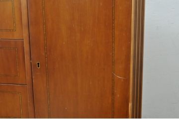 中古　イタリア高級輸入家具　小振りな象嵌入り　クラシカルな雰囲気と猫脚が魅力のキャビネット(サイドボード、サイドキャビネット、収納棚、戸棚)(R-080164)