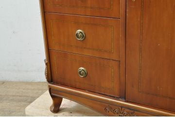 中古　イタリア高級輸入家具　小振りな象嵌入り　クラシカルな雰囲気と猫脚が魅力のキャビネット(サイドボード、サイドキャビネット、収納棚、戸棚)(R-080164)