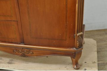 中古　イタリア高級輸入家具　小振りな象嵌入り　クラシカルな雰囲気と猫脚が魅力のキャビネット(サイドボード、サイドキャビネット、収納棚、戸棚)(R-080164)