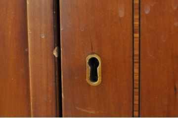 中古　イタリア高級輸入家具　小振りな象嵌入り　クラシカルな雰囲気と猫脚が魅力のキャビネット(サイドボード、サイドキャビネット、収納棚、戸棚)(R-080164)