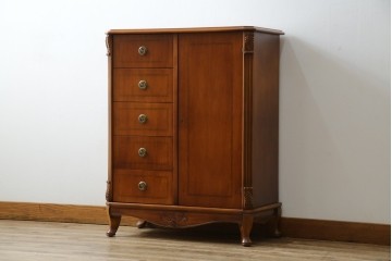 中古　イタリア高級輸入家具　小振りな象嵌入り　クラシカルな雰囲気と猫脚が魅力のキャビネット　(R-080164)