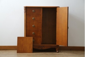 中古　イタリア高級輸入家具　小振りな象嵌入り　クラシカルな雰囲気と猫脚が魅力のキャビネット　(R-080164)