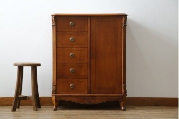 中古　イタリア高級輸入家具　小振りな象嵌入り　クラシカルな雰囲気と猫脚が魅力のキャビネット　(R-080164)