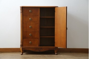 中古　イタリア高級輸入家具　小振りな象嵌入り　クラシカルな雰囲気と猫脚が魅力のキャビネット　(R-080164)