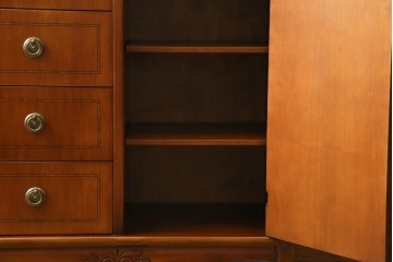 中古　イタリア高級輸入家具　小振りな象嵌入り　クラシカルな雰囲気と猫脚が魅力のキャビネット　(R-080164)