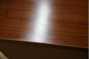 中古　イタリア高級輸入家具　小振りな象嵌入り　クラシカルな雰囲気と猫脚が魅力のキャビネット　(R-080164)