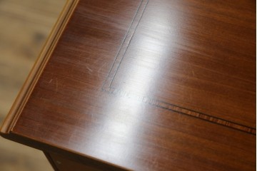 中古　イタリア高級輸入家具　小振りな象嵌入り　クラシカルな雰囲気と猫脚が魅力のキャビネット　(R-080164)