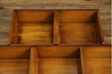 中古　イタリア高級輸入家具　小振りな象嵌入り　クラシカルな雰囲気と猫脚が魅力のキャビネット　(R-080164)