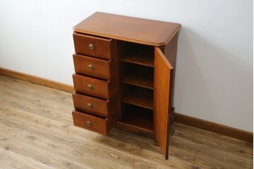 中古　イタリア高級輸入家具　小振りな象嵌入り　クラシカルな雰囲気と猫脚が魅力のキャビネット　(R-080164)