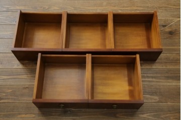 中古　イタリア高級輸入家具　小振りな象嵌入り　クラシカルな雰囲気と猫脚が魅力のキャビネット　(R-080164)