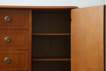 中古　イタリア高級輸入家具　小振りな象嵌入り　クラシカルな雰囲気と猫脚が魅力のキャビネット　(R-080164)