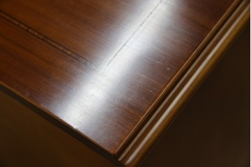 中古　イタリア高級輸入家具　小振りな象嵌入り　クラシカルな雰囲気と猫脚が魅力のキャビネット　(R-080164)