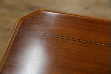 中古　イタリア高級輸入家具　小振りな象嵌入り　クラシカルな雰囲気と猫脚が魅力のキャビネット　(R-080164)