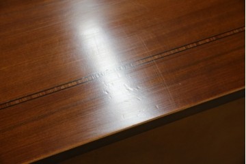 中古　イタリア高級輸入家具　小振りな象嵌入り　クラシカルな雰囲気と猫脚が魅力のキャビネット　(R-080164)