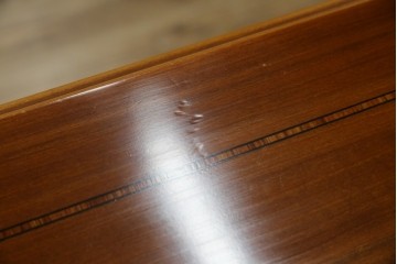 中古　イタリア高級輸入家具　小振りな象嵌入り　クラシカルな雰囲気と猫脚が魅力のキャビネット　(R-080164)