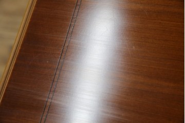 中古　イタリア高級輸入家具　小振りな象嵌入り　クラシカルな雰囲気と猫脚が魅力のキャビネット　(R-080164)