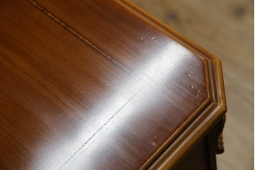 中古　イタリア高級輸入家具　小振りな象嵌入り　クラシカルな雰囲気と猫脚が魅力のキャビネット　(R-080164)