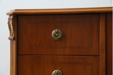 中古　イタリア高級輸入家具　小振りな象嵌入り　クラシカルな雰囲気と猫脚が魅力のキャビネット　(R-080164)