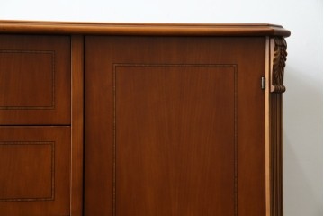 中古　イタリア高級輸入家具　小振りな象嵌入り　クラシカルな雰囲気と猫脚が魅力のキャビネット　(R-080164)