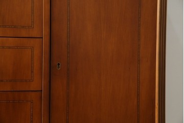 中古　イタリア高級輸入家具　小振りな象嵌入り　クラシカルな雰囲気と猫脚が魅力のキャビネット　(R-080164)