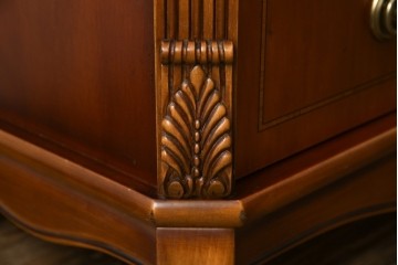 中古　イタリア高級輸入家具　小振りな象嵌入り　クラシカルな雰囲気と猫脚が魅力のキャビネット　(R-080164)