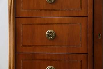 中古　イタリア高級輸入家具　小振りな象嵌入り　クラシカルな雰囲気と猫脚が魅力のキャビネット　(R-080164)