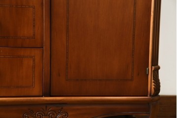 中古　イタリア高級輸入家具　小振りな象嵌入り　クラシカルな雰囲気と猫脚が魅力のキャビネット　(R-080164)