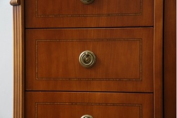 中古　イタリア高級輸入家具　小振りな象嵌入り　クラシカルな雰囲気と猫脚が魅力のキャビネット　(R-080164)