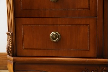 中古　イタリア高級輸入家具　小振りな象嵌入り　クラシカルな雰囲気と猫脚が魅力のキャビネット　(R-080164)