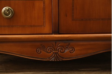 中古　イタリア高級輸入家具　小振りな象嵌入り　クラシカルな雰囲気と猫脚が魅力のキャビネット　(R-080164)