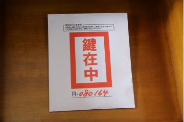 中古　イタリア高級輸入家具　小振りな象嵌入り　クラシカルな雰囲気と猫脚が魅力のキャビネット　(R-080164)