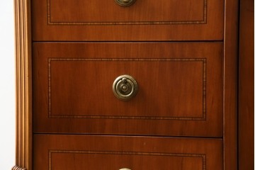 中古　イタリア高級輸入家具　小振りな象嵌入り　クラシカルな雰囲気と猫脚が魅力のキャビネット　(R-080164)