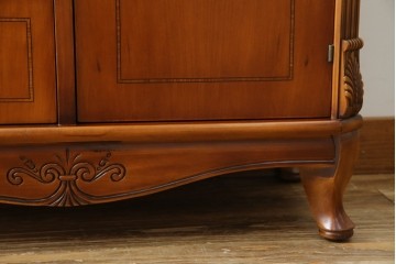 中古　イタリア高級輸入家具　小振りな象嵌入り　クラシカルな雰囲気と猫脚が魅力のキャビネット　(R-080164)