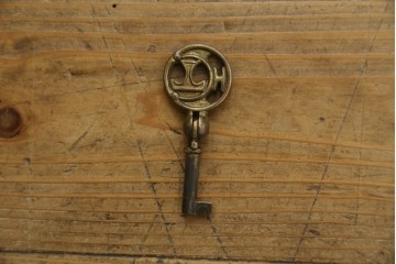 中古　イタリア高級輸入家具　小振りな象嵌入り　クラシカルな雰囲気と猫脚が魅力のキャビネット　(R-080164)