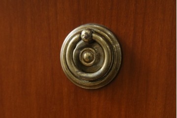 中古　イタリア高級輸入家具　小振りな象嵌入り　クラシカルな雰囲気と猫脚が魅力のキャビネット　(R-080164)